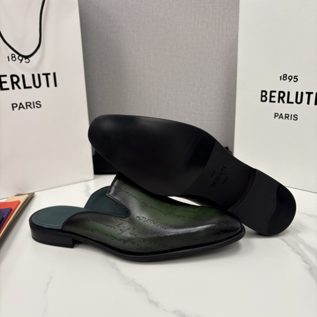 💋💍Berlut* 布鲁提 官网热卖新款 Cyrus Scritto 图纹皮革拖鞋 官方 13,800 