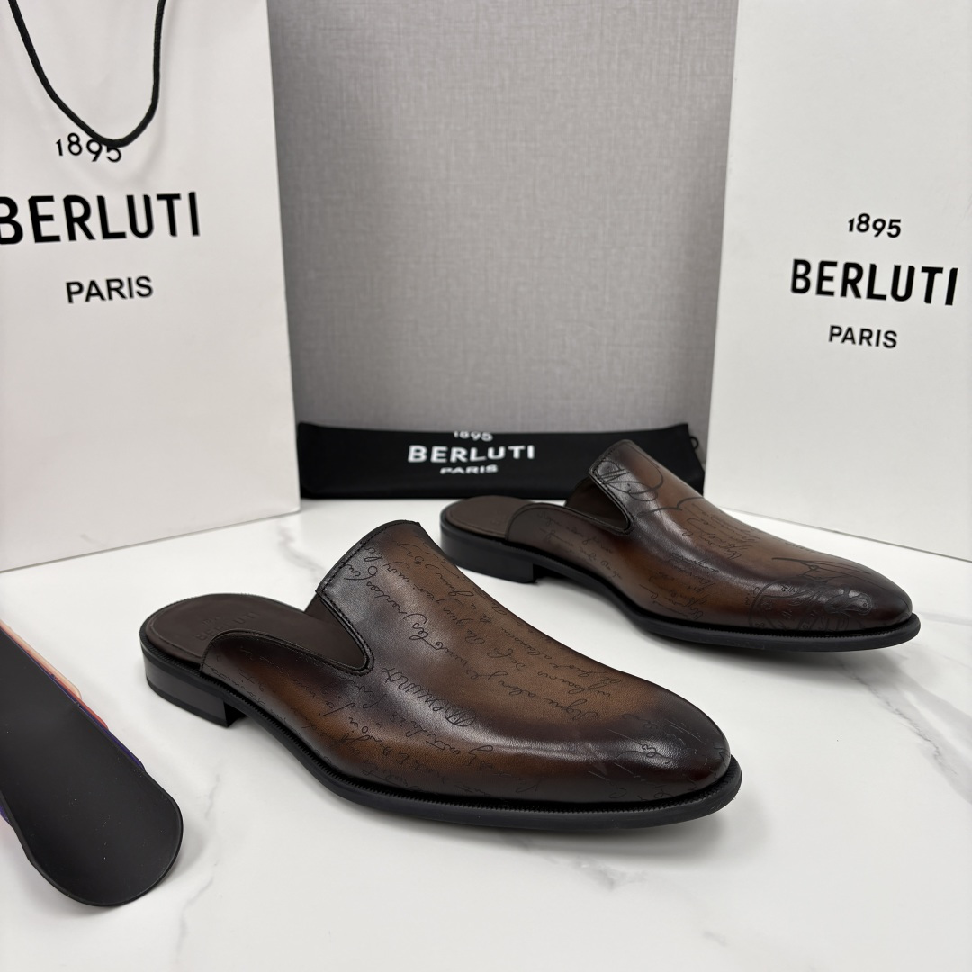 💋💍Berlut* 布鲁提 官网热卖新款 Cyrus Scritto 图纹皮革拖鞋 官方 13,800 