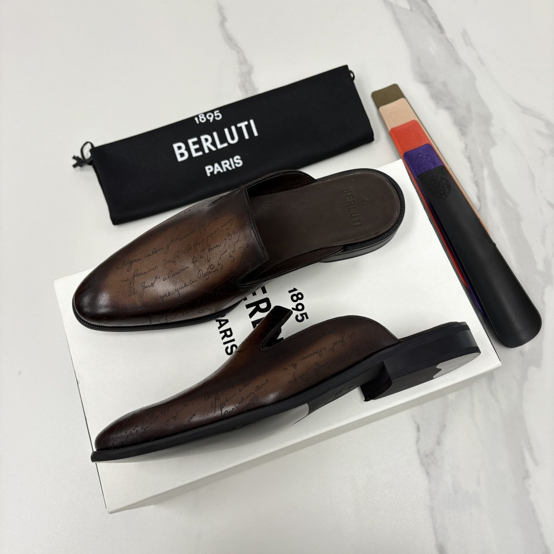💋💍Berlut* 布鲁提 官网热卖新款 Cyrus Scritto 图纹皮革拖鞋 官方 13,800 