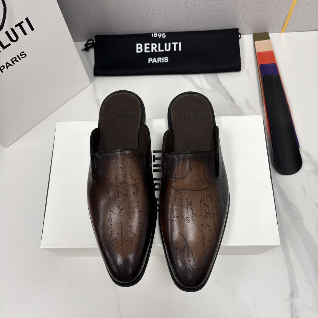 💋💍Berlut* 布鲁提 官网热卖新款 Cyrus Scritto 图纹皮革拖鞋 官方 13,800 