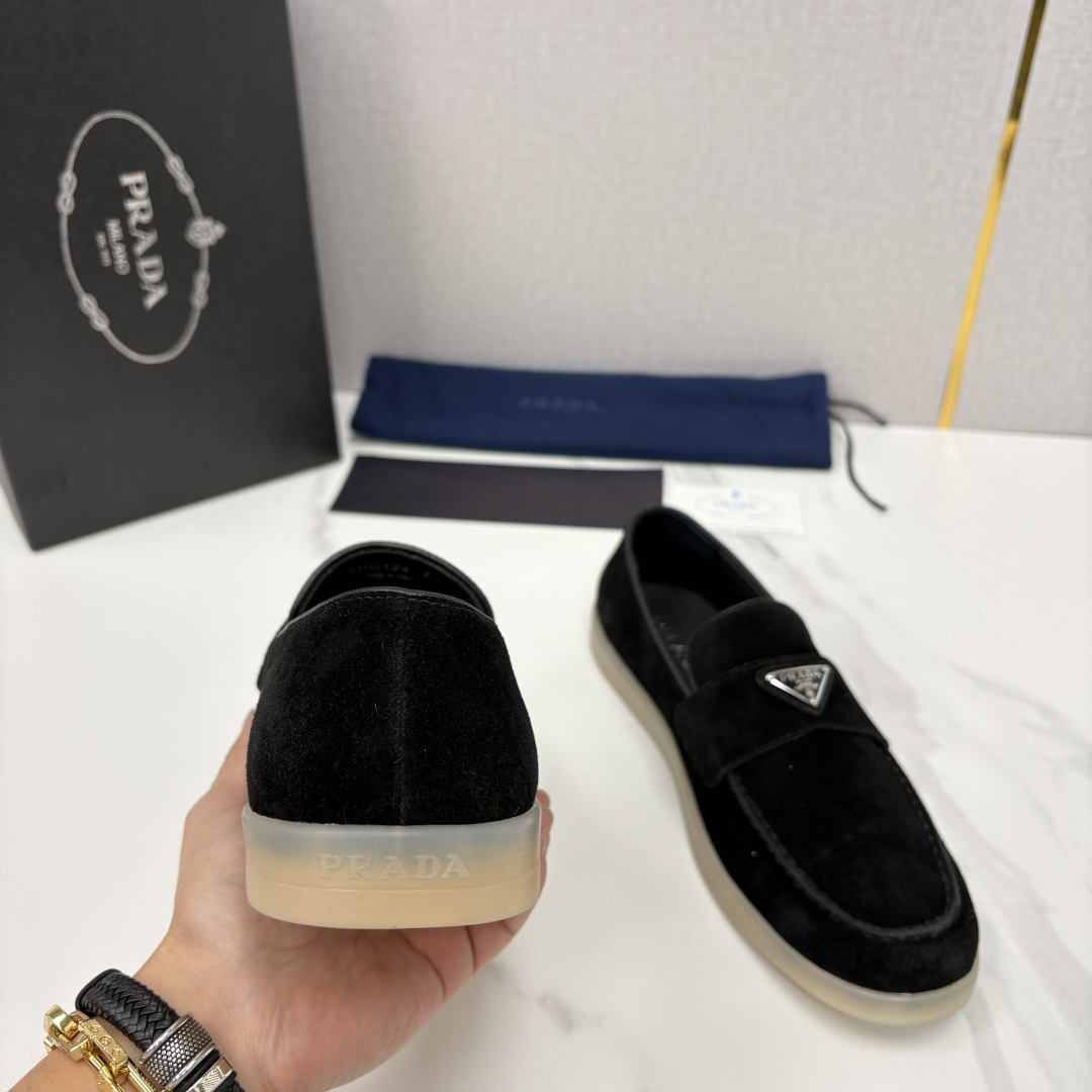 💋💍P家新品 PRAD* 普拉-达 男士绒面乐福鞋 意式优雅，一步到位 这双乐福鞋是标志性的优雅通勤之作