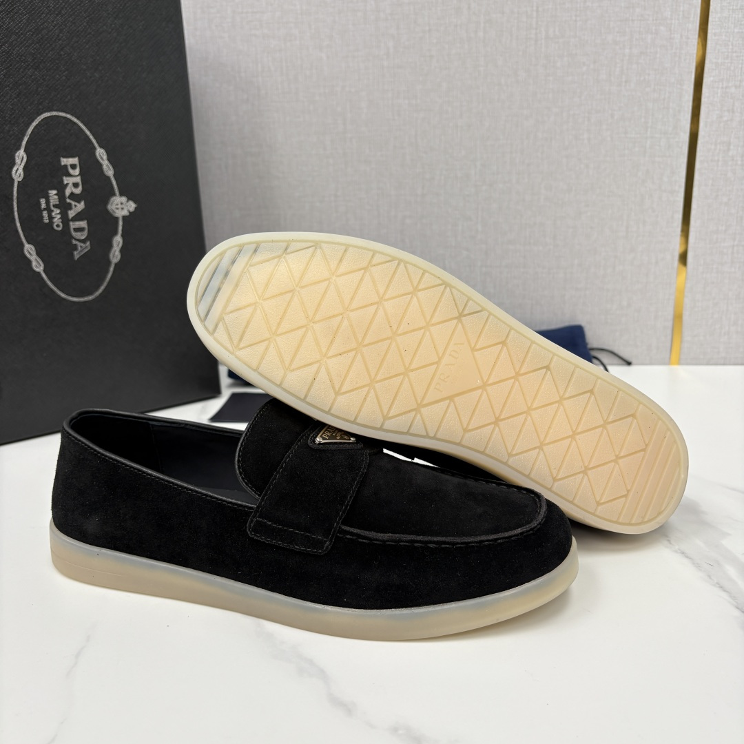 💋💍P家新品 PRAD* 普拉-达 男士绒面乐福鞋 意式优雅，一步到位 这双乐福鞋是标志性的优雅通勤之作