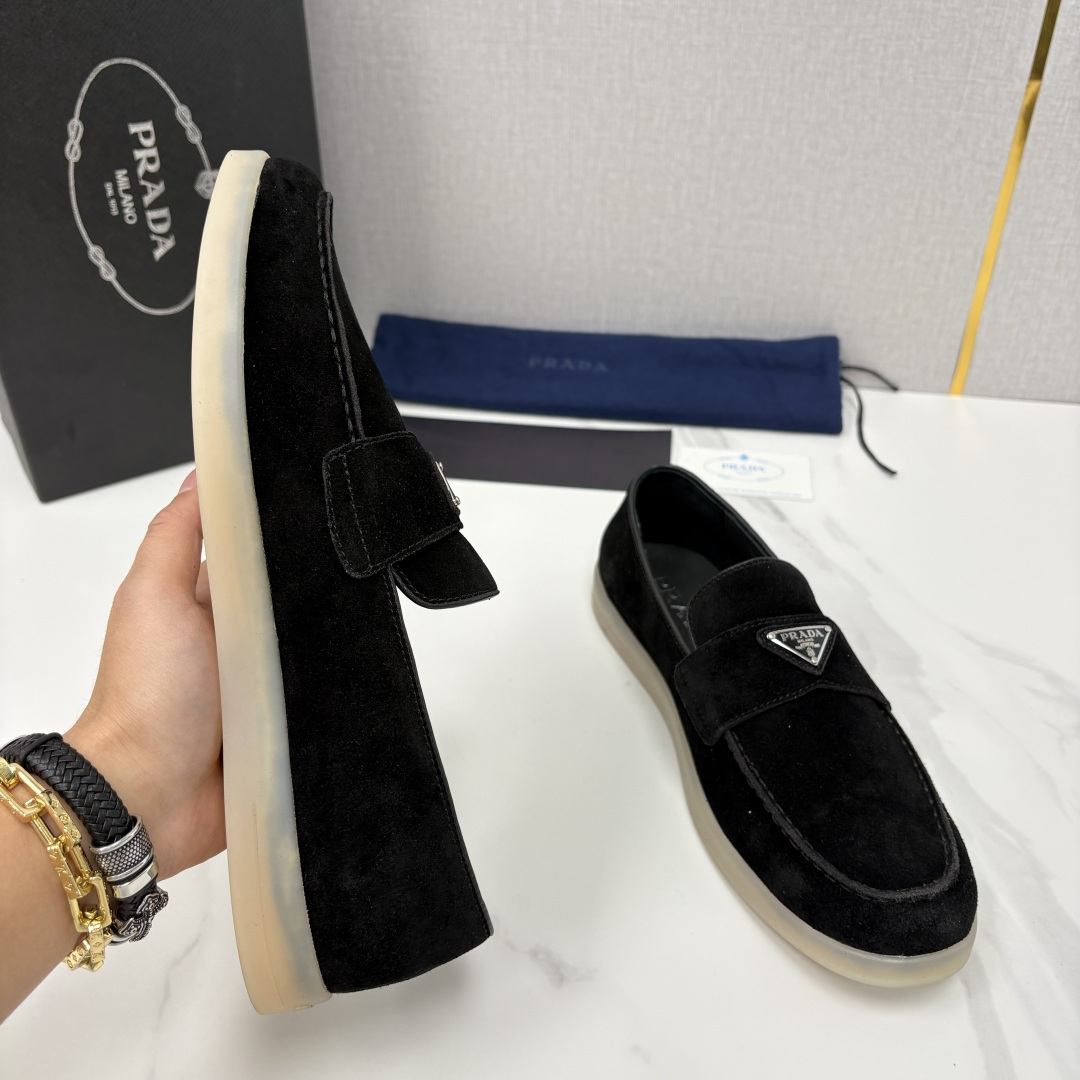 💋💍P家新品 PRAD* 普拉-达 男士绒面乐福鞋 意式优雅，一步到位 这双乐福鞋是标志性的优雅通勤之作
