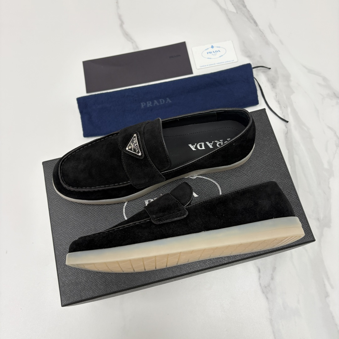 💋💍P家新品 PRAD* 普拉-达 男士绒面乐福鞋 意式优雅，一步到位 这双乐福鞋是标志性的优雅通勤之作