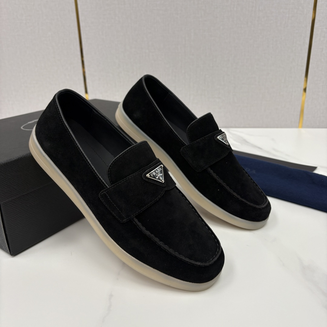 💋💍P家新品 PRAD* 普拉-达 男士绒面乐福鞋 意式优雅，一步到位 这双乐福鞋是标志性的优雅通勤之作
