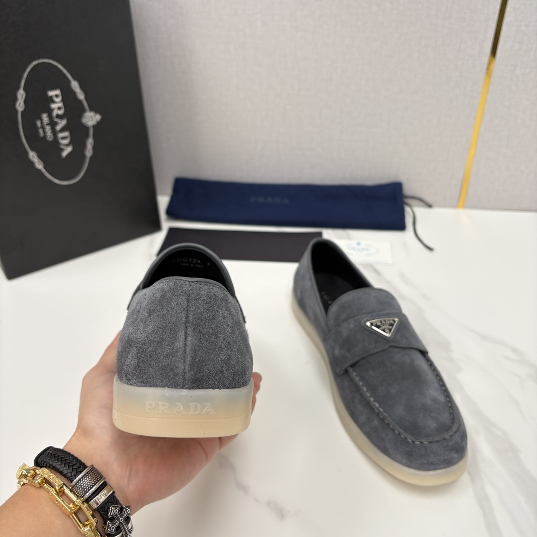 💋💍P家新品 PRAD* 普拉-达 男士绒面乐福鞋 意式优雅，一步到位 这双乐福鞋是标志性的优雅通勤之作