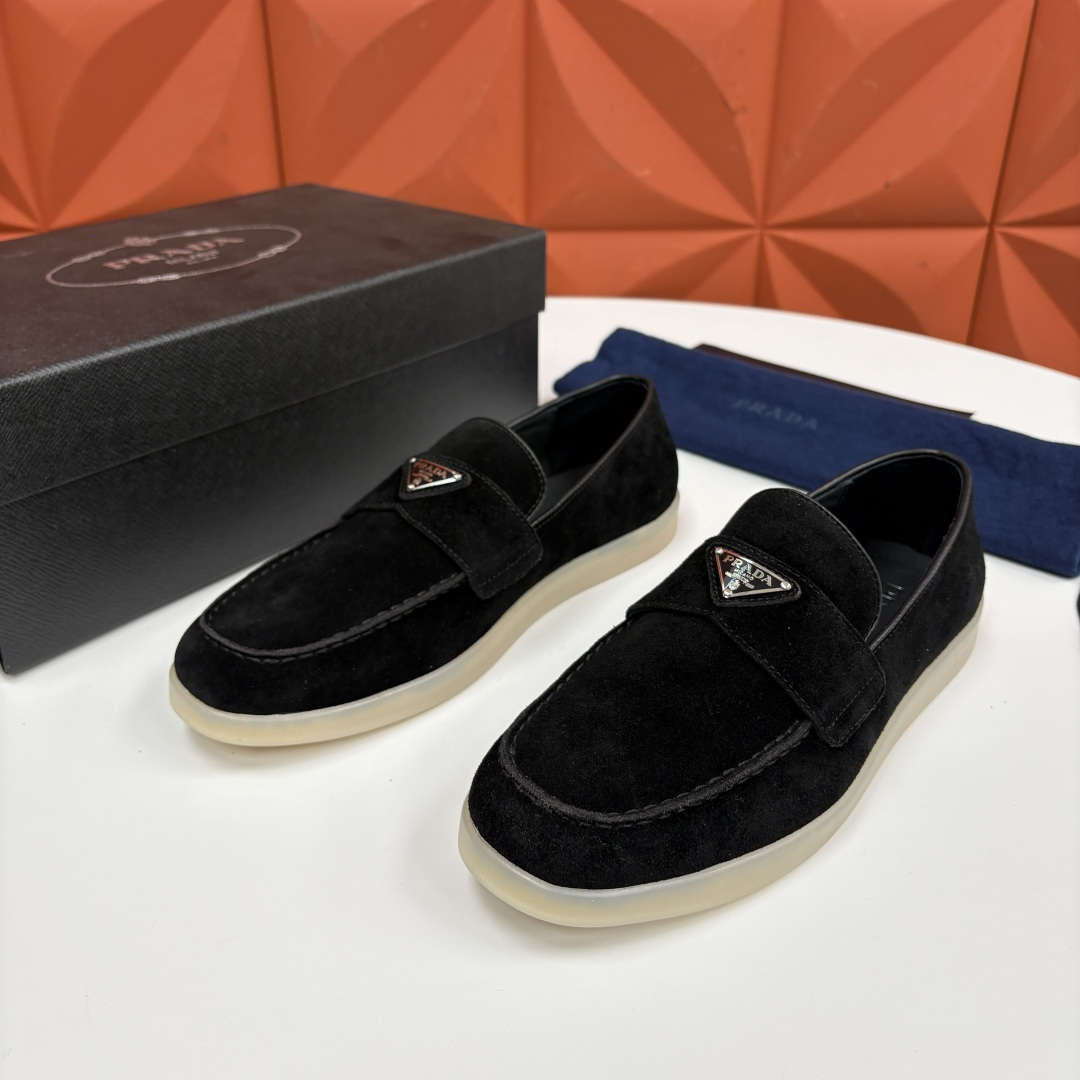 💋💍P家新品 PRAD* 普拉-达 男士绒面乐福鞋 意式优雅，一步到位 这双乐福鞋是标志性的优雅通勤之作