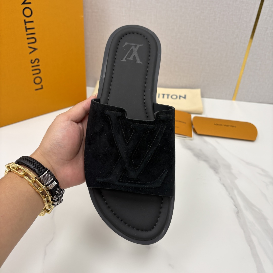 💋💍L家夏季新品 路易-威登 L*V PORTOFINO 凉拖 官方 7,050 将法式奢华与夏日休闲完