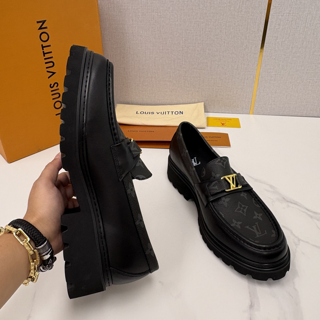 💋💍L家新品  LOUI* 路易*威登   厚底乐福鞋 经典与潮流的双重演绎      以顶级工艺重塑男