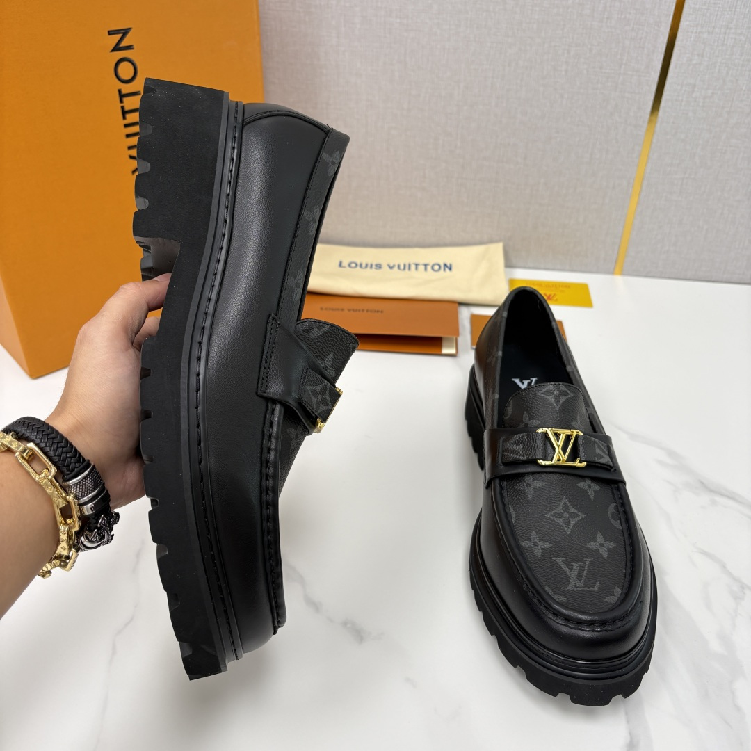💋💍L家新品  LOUI* 路易*威登   厚底乐福鞋 经典与潮流的双重演绎      以顶级工艺重塑男