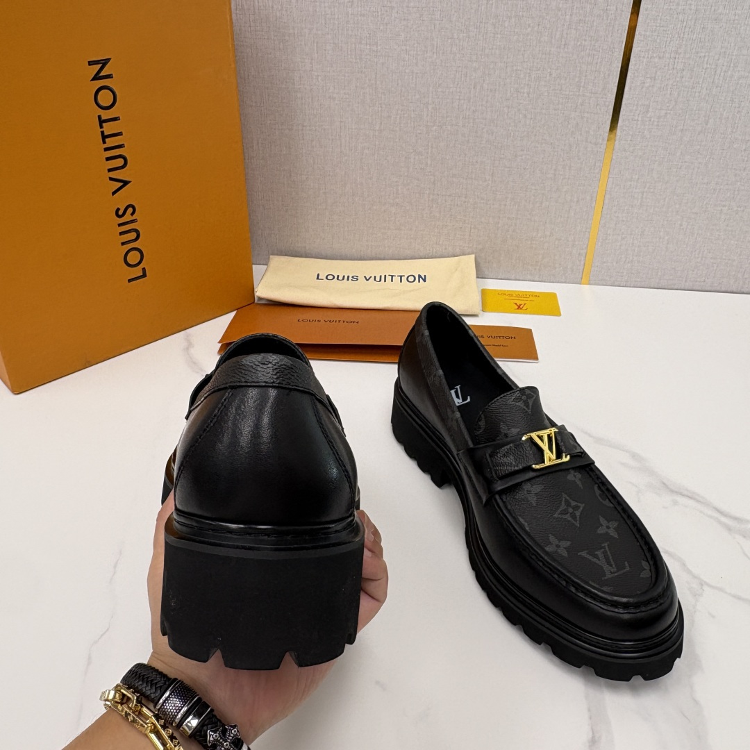 💋💍L家新品  LOUI* 路易*威登   厚底乐福鞋 经典与潮流的双重演绎      以顶级工艺重塑男