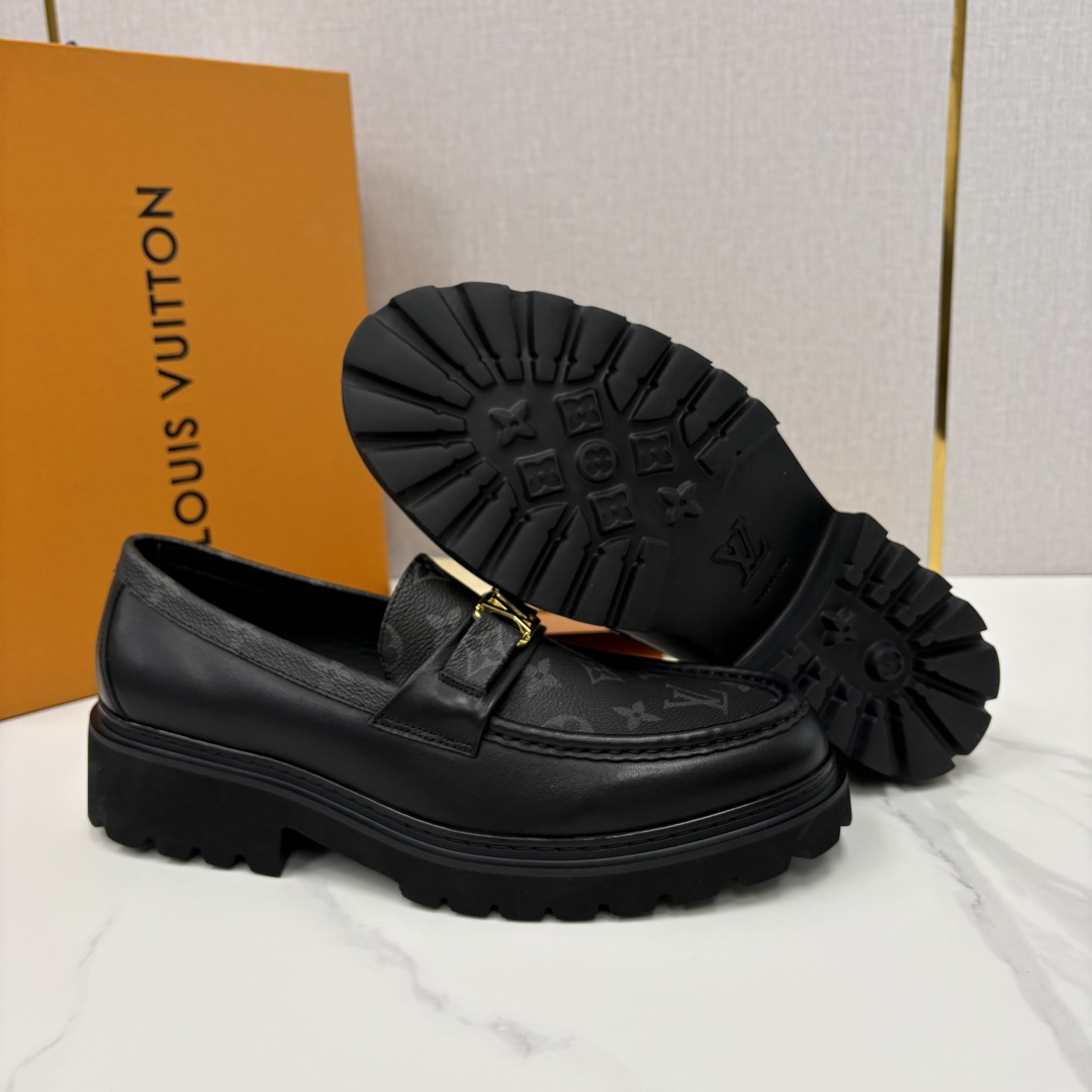 💋💍L家新品  LOUI* 路易*威登   厚底乐福鞋 经典与潮流的双重演绎      以顶级工艺重塑男