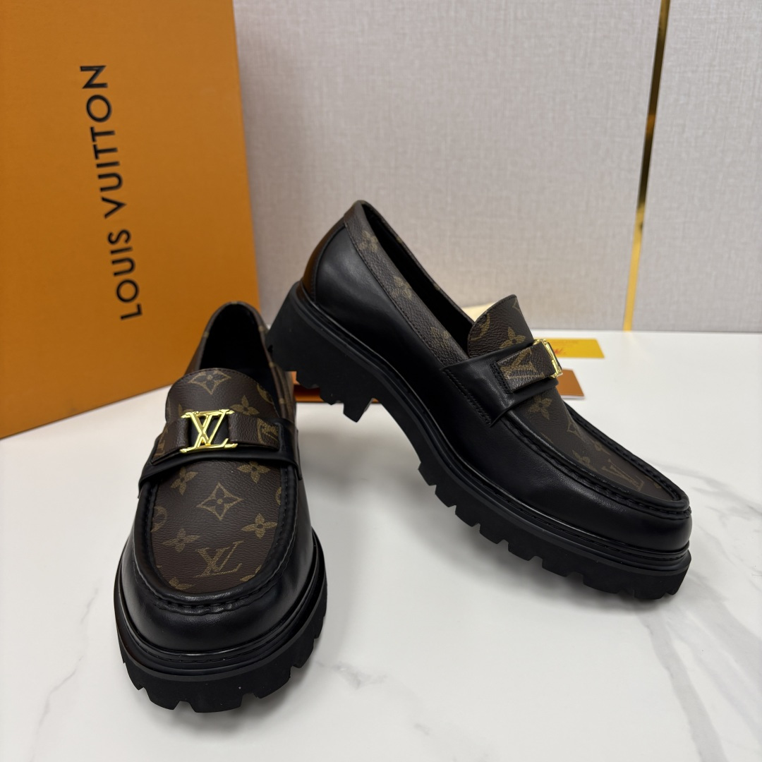 💋💍L家新品  LOUI* 路易*威登   厚底乐福鞋 经典与潮流的双重演绎      以顶级工艺重塑男