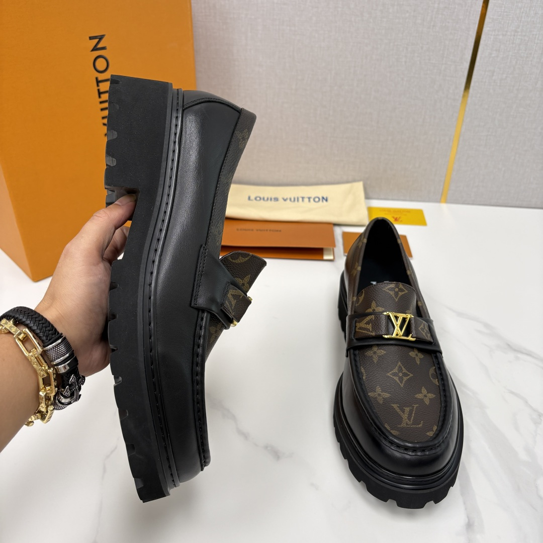 💋💍L家新品  LOUI* 路易*威登   厚底乐福鞋 经典与潮流的双重演绎      以顶级工艺重塑男
