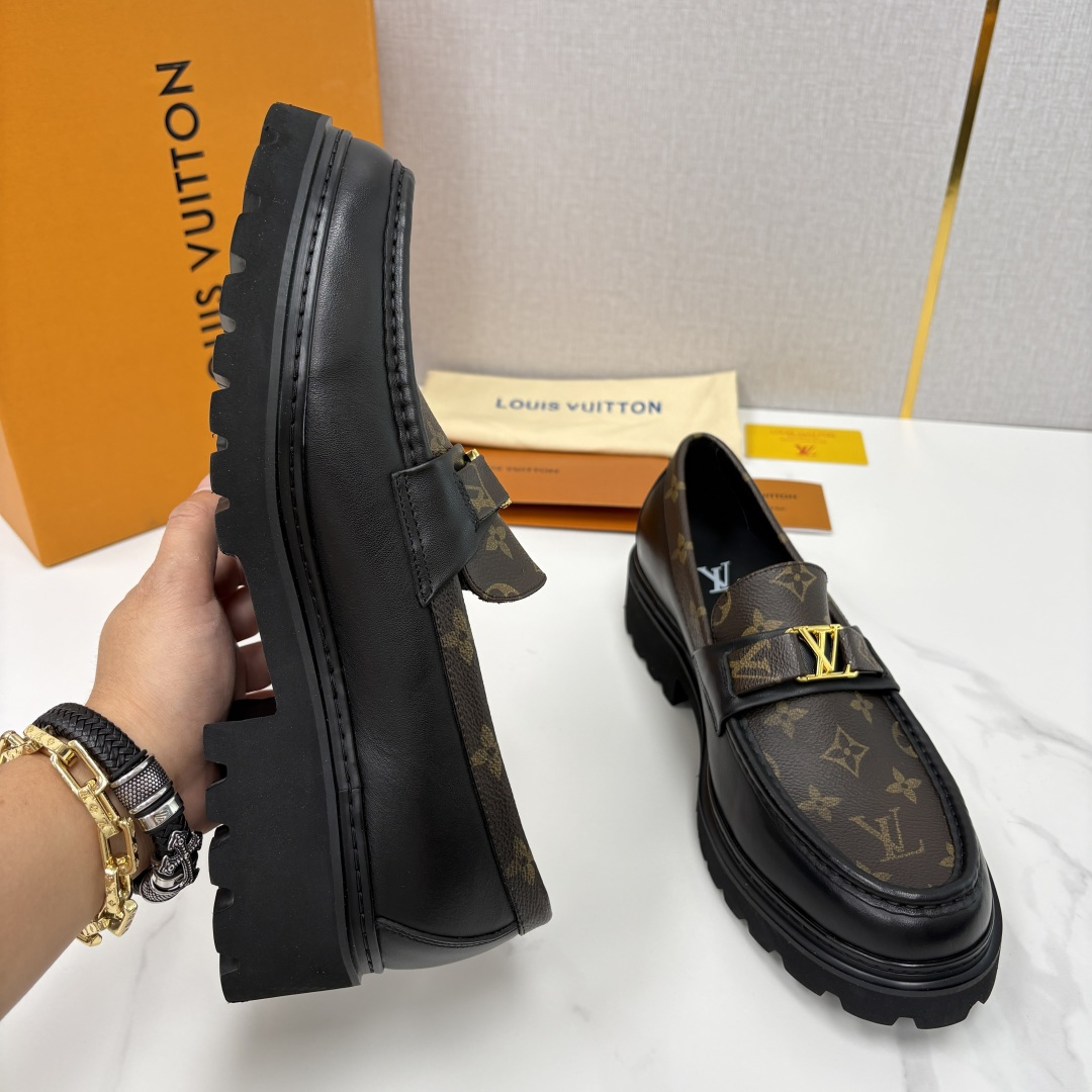 💋💍L家新品  LOUI* 路易*威登   厚底乐福鞋 经典与潮流的双重演绎      以顶级工艺重塑男