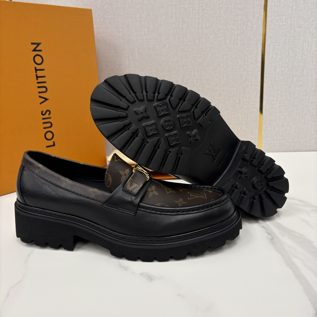 💋💍L家新品  LOUI* 路易*威登   厚底乐福鞋 经典与潮流的双重演绎      以顶级工艺重塑男