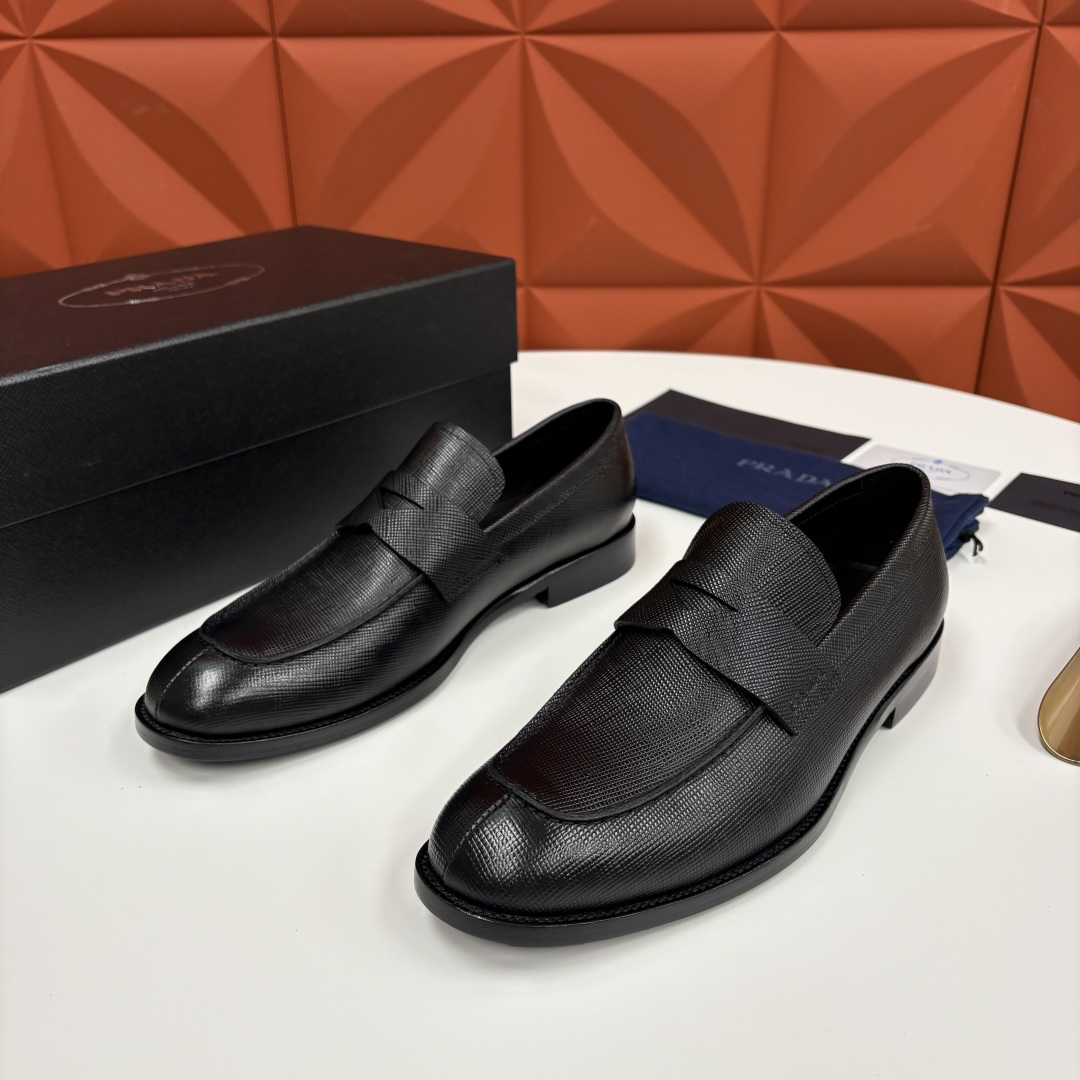 NO:833482,P Home Channel Boutique Prad*/Pra-da New formal shoes Saffiano series men's leather loafers Made of imported calfskin/open-edged pearl leather with a delicate and shiny texture Full of modern charm  The workmanship and materials are of the highest quality. Come for those who pursue counter quality!  Standard leather shoe size 39~44# (38.45.46 customized) batch, prada, prada, loafers, cowhide, Leather soles19860909P家 渠道精品 Prad*/普拉-达 新款正装鞋 Saffiano系列男士皮革乐福鞋 采用进口小牛皮 /开边珠亮皮质感细腻有光泽 充满现代格调的迷人魅力 内里进口小牛皮打造 亲肤细腻舒适 配有真皮沿条结构 意大利真皮大底加耐磨防滑橡胶贴片鞋跟饰带以经典的徽标logo徽章装饰 彰显精美风格 绅士英伦范完美展现 做工及材质都是上乘之选 追求专柜品质的来！ 标准皮鞋码数39～44#（38.45.46定做） 批,,prada,prada,loafers,cowhide,Leather soles,Men's shoes