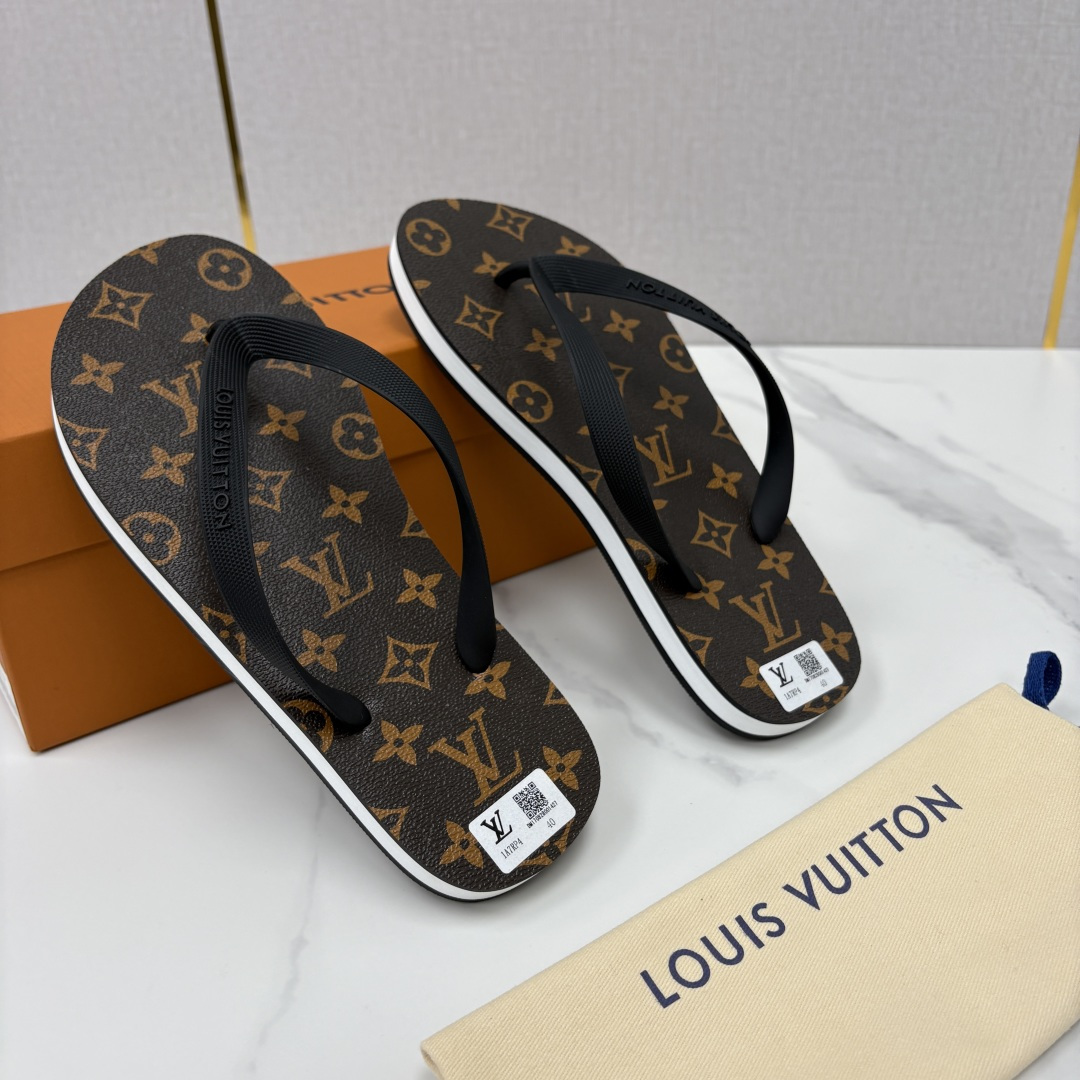 💋💍 L家经典款  代购级 ☄️L*V最新款人字拖鞋齐码现货。Molitor 拖鞋采用全防水橡胶打造轻盈