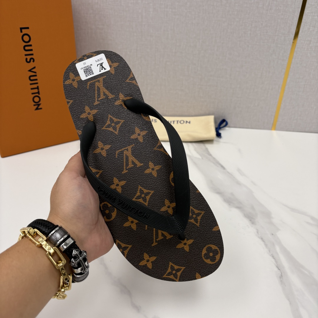 💋💍 L家经典款  代购级 ☄️L*V最新款人字拖鞋齐码现货。Molitor 拖鞋采用全防水橡胶打造轻盈