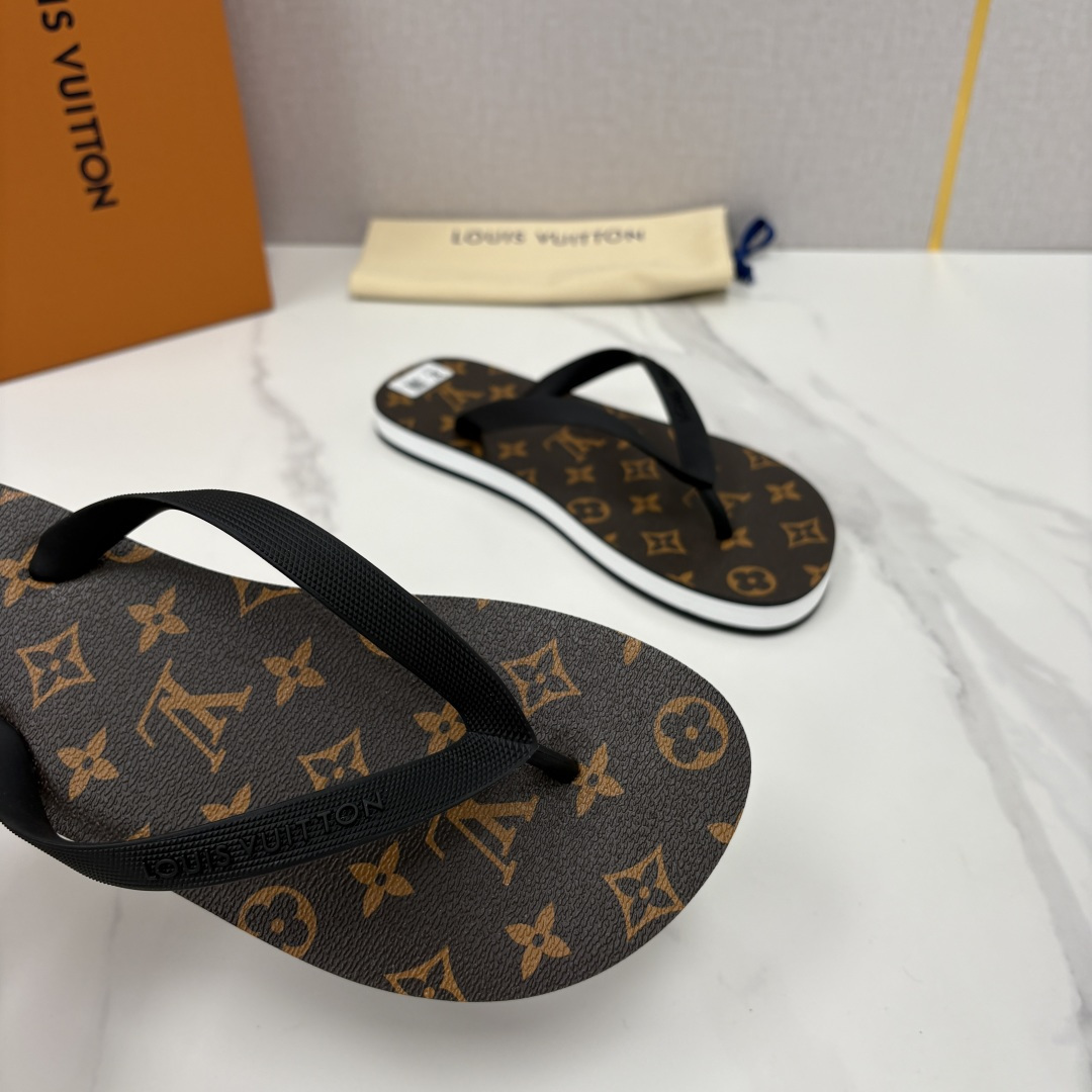 💋💍 L家经典款  代购级 ☄️L*V最新款人字拖鞋齐码现货。Molitor 拖鞋采用全防水橡胶打造轻盈
