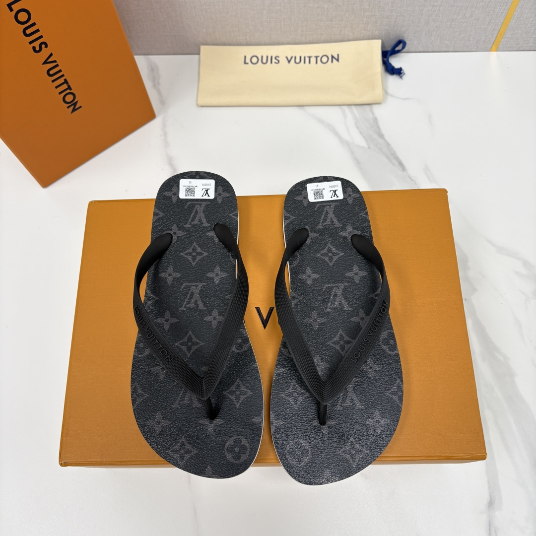 💋💍 L家经典款  代购级 ☄️L*V最新款人字拖鞋齐码现货。Molitor 拖鞋采用全防水橡胶打造轻盈