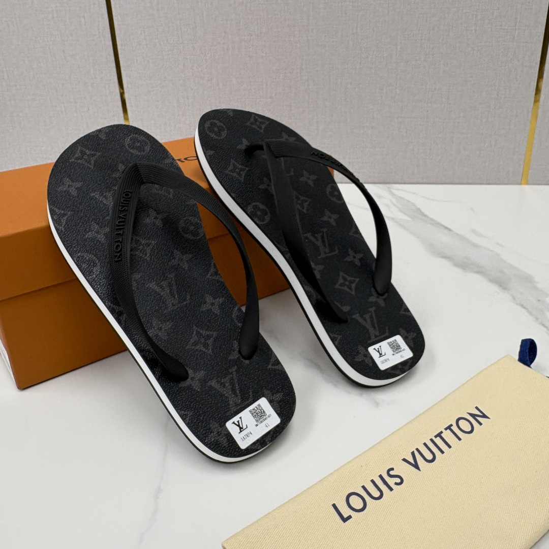 💋💍 L家经典款  代购级 ☄️L*V最新款人字拖鞋齐码现货。Molitor 拖鞋采用全防水橡胶打造轻盈
