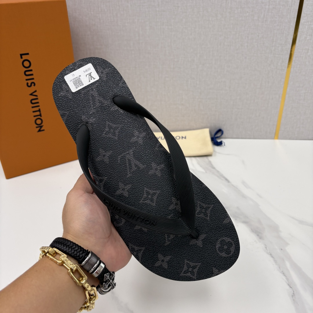 💋💍 L家经典款  代购级 ☄️L*V最新款人字拖鞋齐码现货。Molitor 拖鞋采用全防水橡胶打造轻盈