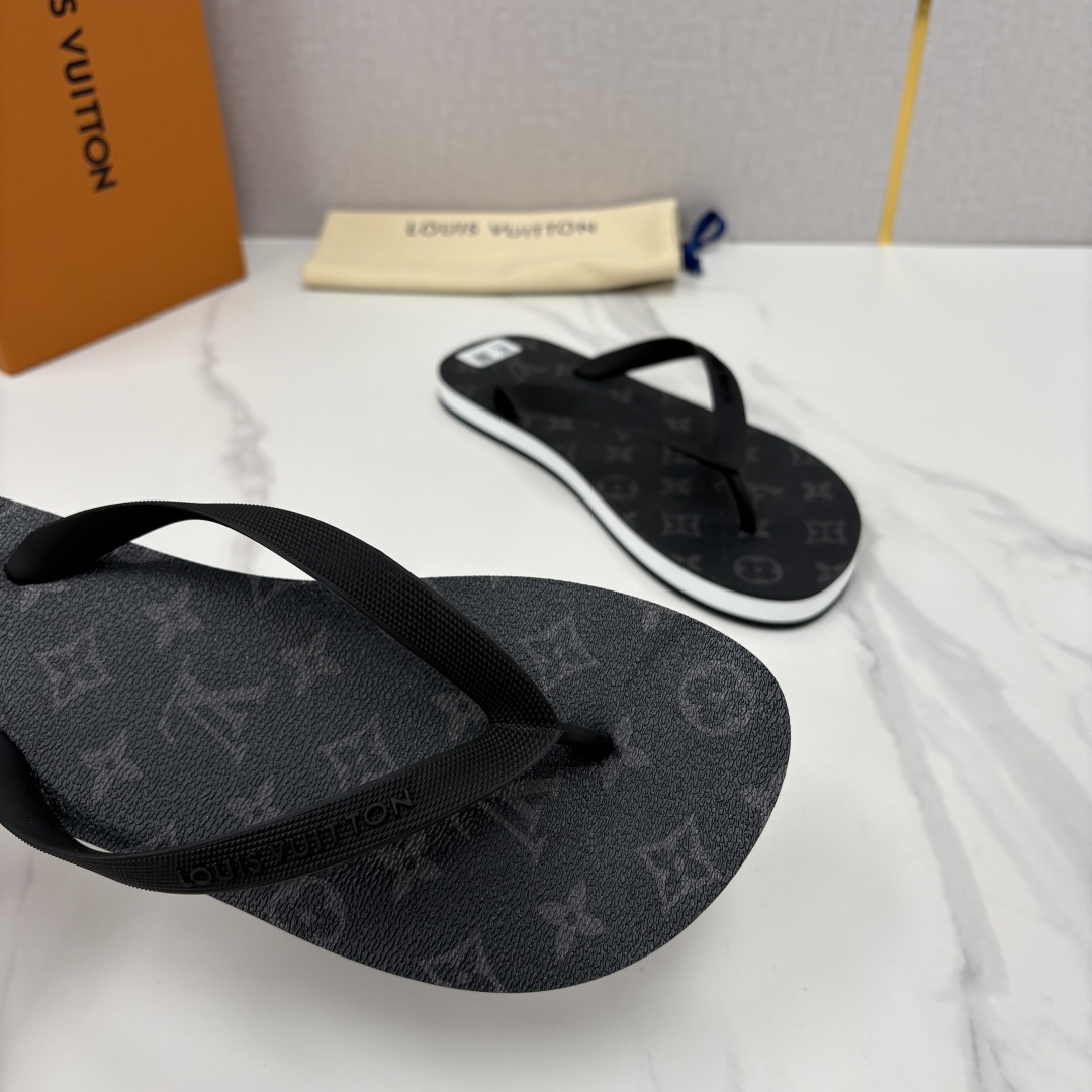 💋💍 L家经典款  代购级 ☄️L*V最新款人字拖鞋齐码现货。Molitor 拖鞋采用全防水橡胶打造轻盈
