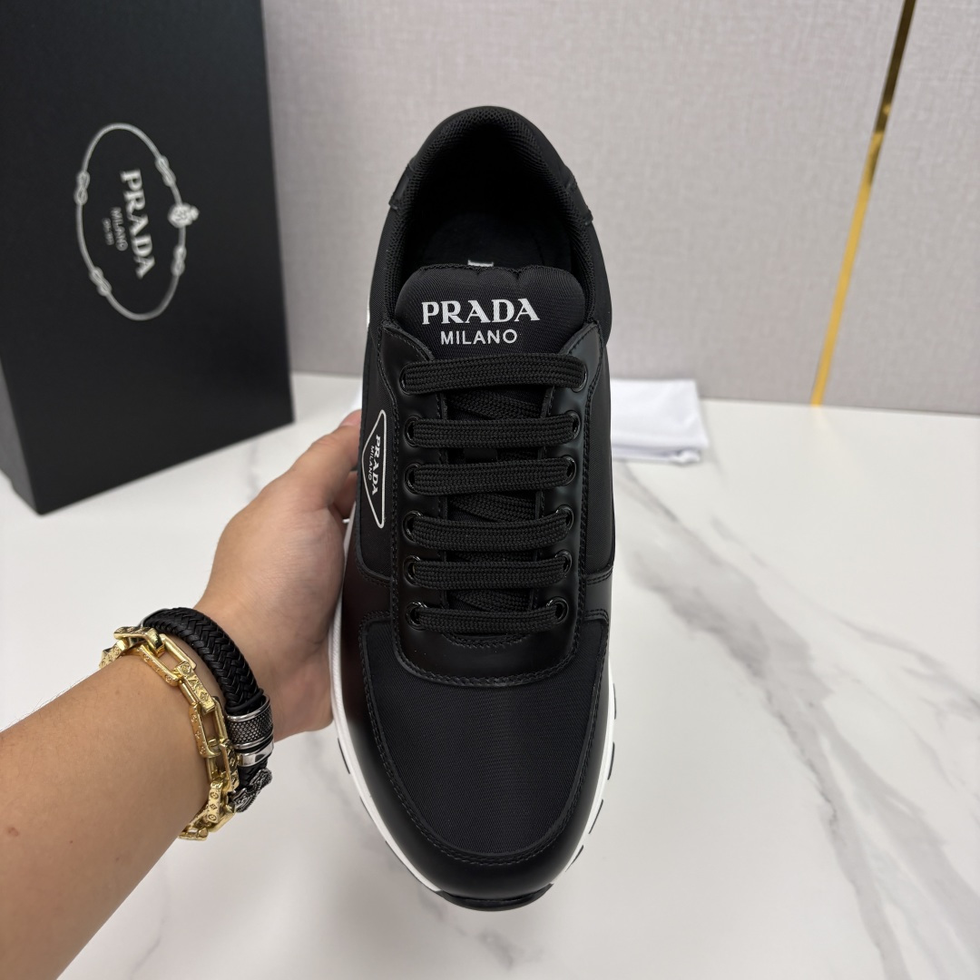 💋💍P家 普拉-达 PRAX 1 Re-Nylon 再生尼龙和亮面皮革运动鞋 官方7，200 采用进口开