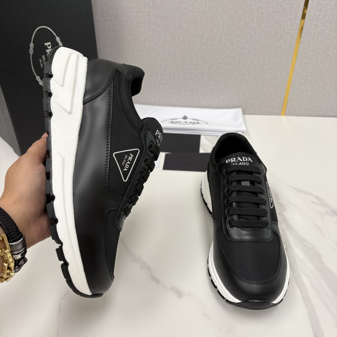 💋💍P家 普拉-达 PRAX 1 Re-Nylon 再生尼龙和亮面皮革运动鞋 官方7，200 采用进口开