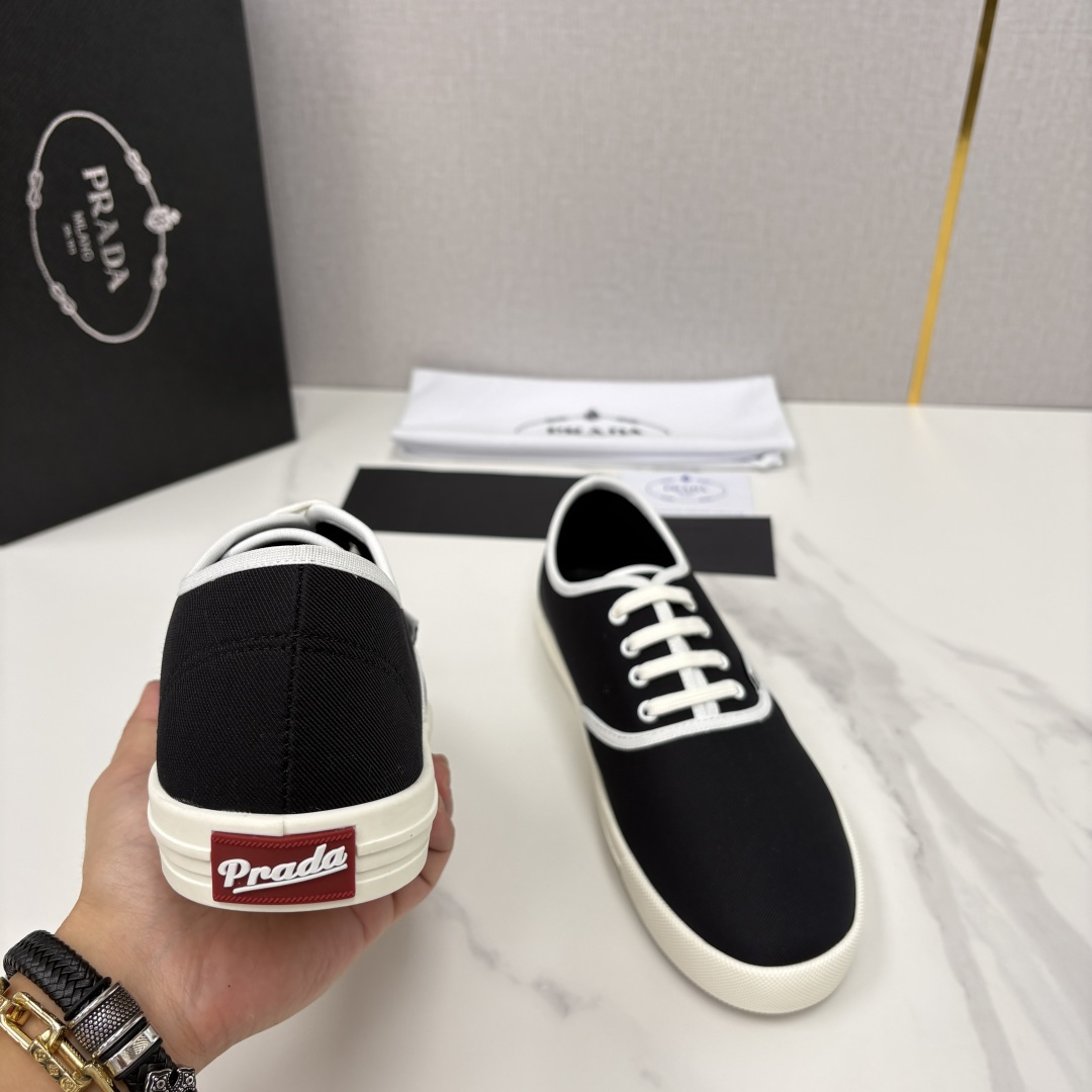 💋💍P家 最新单品帆布板鞋系列 官方 7,600。Prad*这款帆布鞋，把简约复古玩到了极致。	挺括帆布