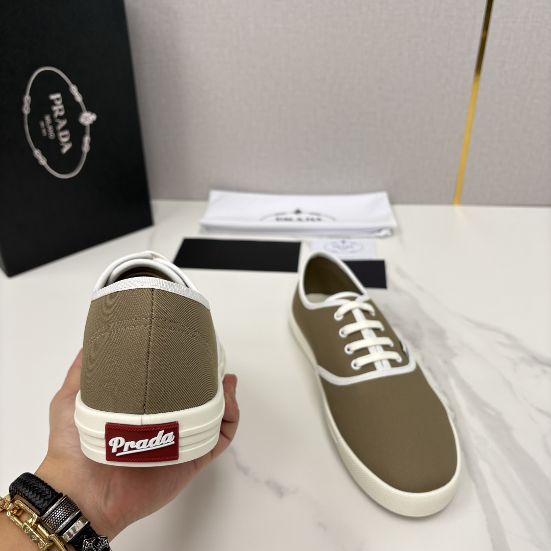 💋💍P家 最新单品帆布板鞋系列 官方 7,600。Prad*这款帆布鞋，把简约复古玩到了极致。	挺括帆布