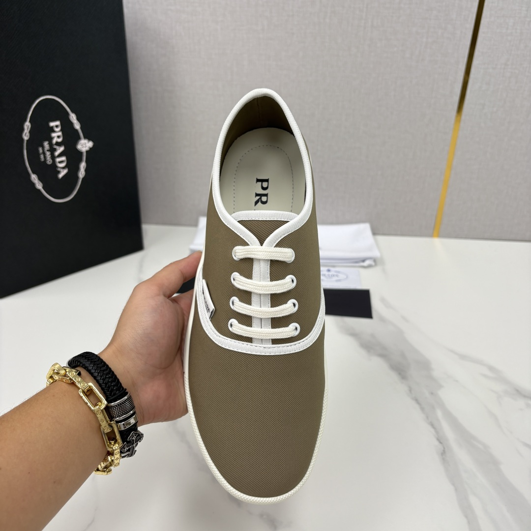 💋💍P家 最新单品帆布板鞋系列 官方 7,600。Prad*这款帆布鞋，把简约复古玩到了极致。	挺括帆布