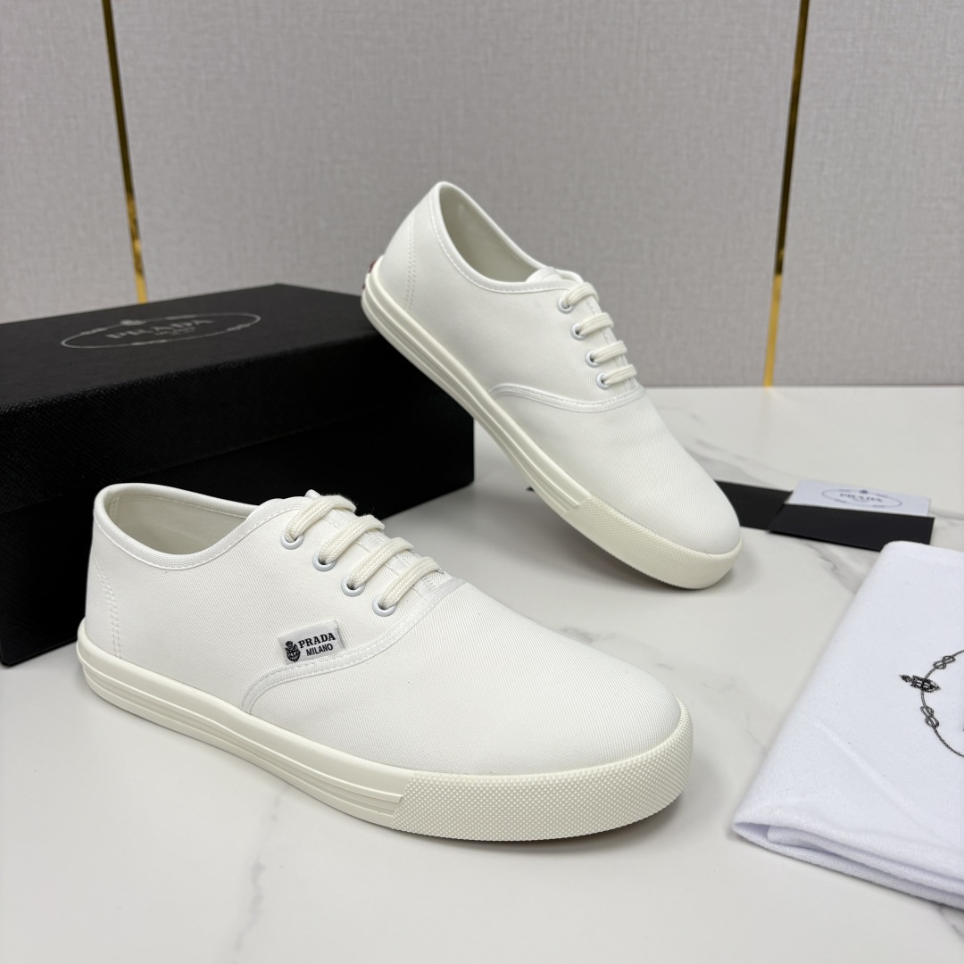 💋💍P家 最新单品帆布板鞋系列 官方 7,600。Prad*这款帆布鞋，把简约复古玩到了极致。	挺括帆布
