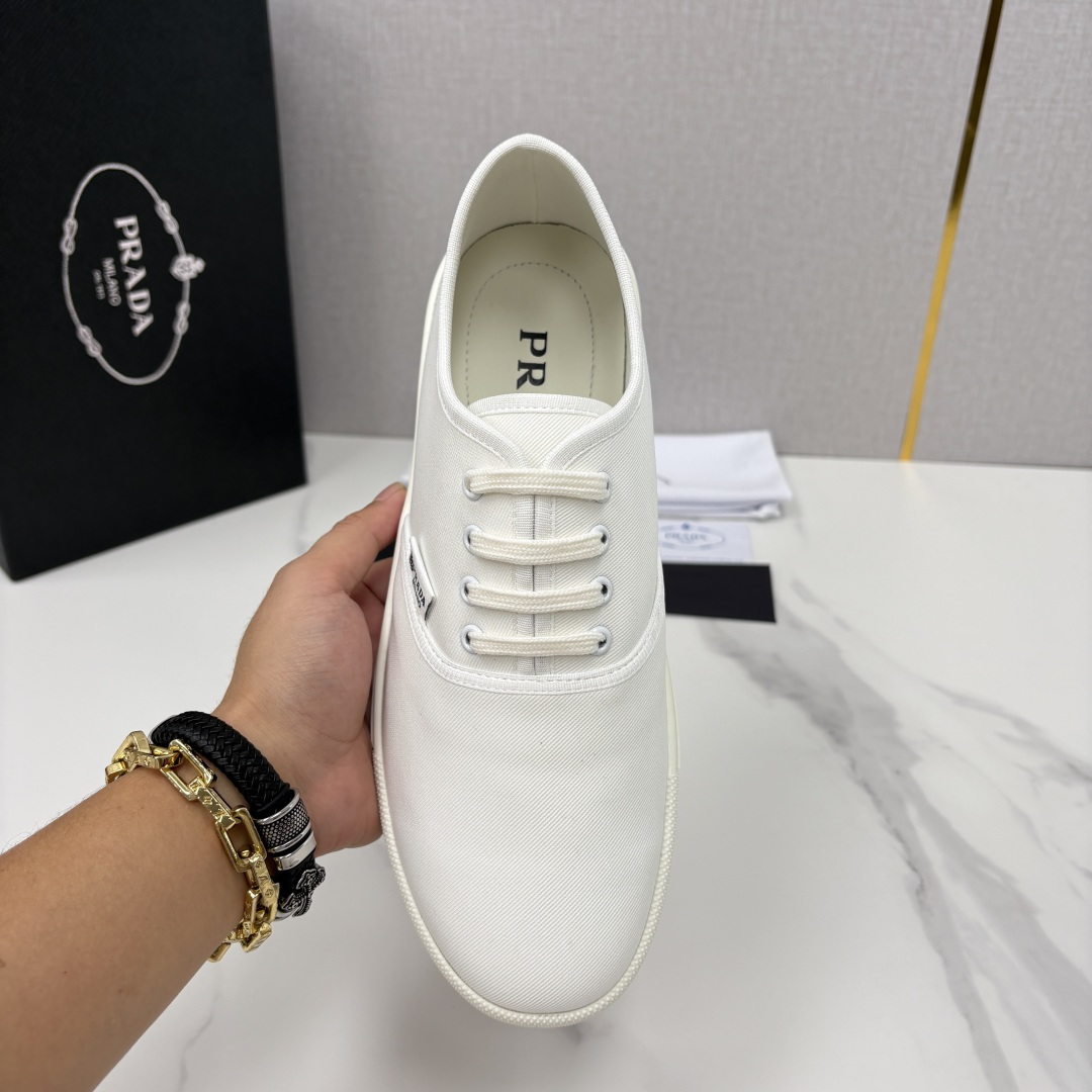 💋💍P家 最新单品帆布板鞋系列 官方 7,600。Prad*这款帆布鞋，把简约复古玩到了极致。	挺括帆布