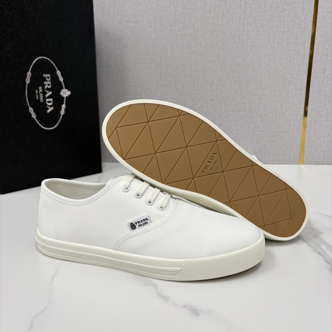 💋💍P家 最新单品帆布板鞋系列 官方 7,600。Prad*这款帆布鞋，把简约复古玩到了极致。	挺括帆布