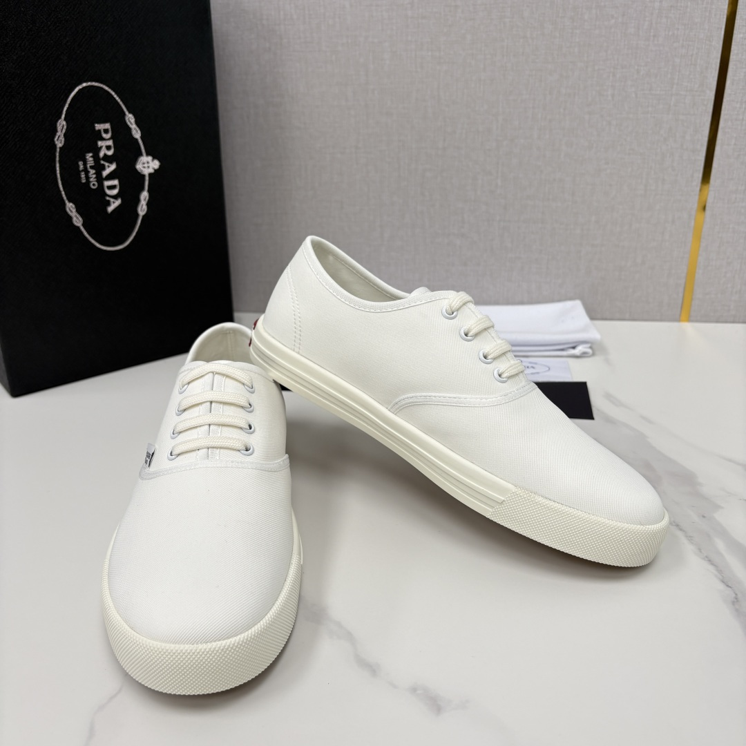 💋💍P家 最新单品帆布板鞋系列 官方 7,600。Prad*这款帆布鞋，把简约复古玩到了极致。	挺括帆布