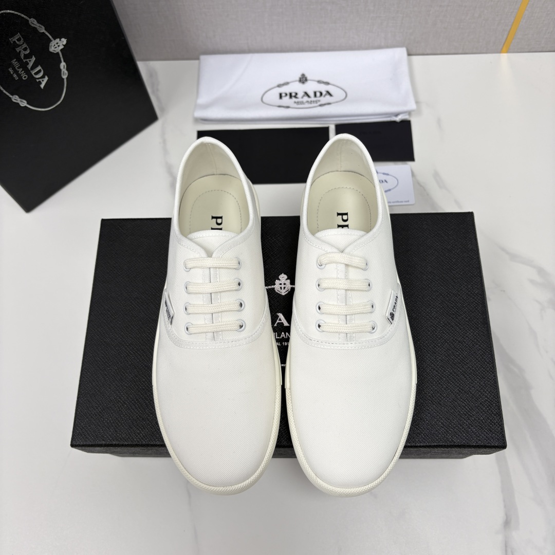 💋💍P家 最新单品帆布板鞋系列 官方 7,600。Prad*这款帆布鞋，把简约复古玩到了极致。	挺括帆布