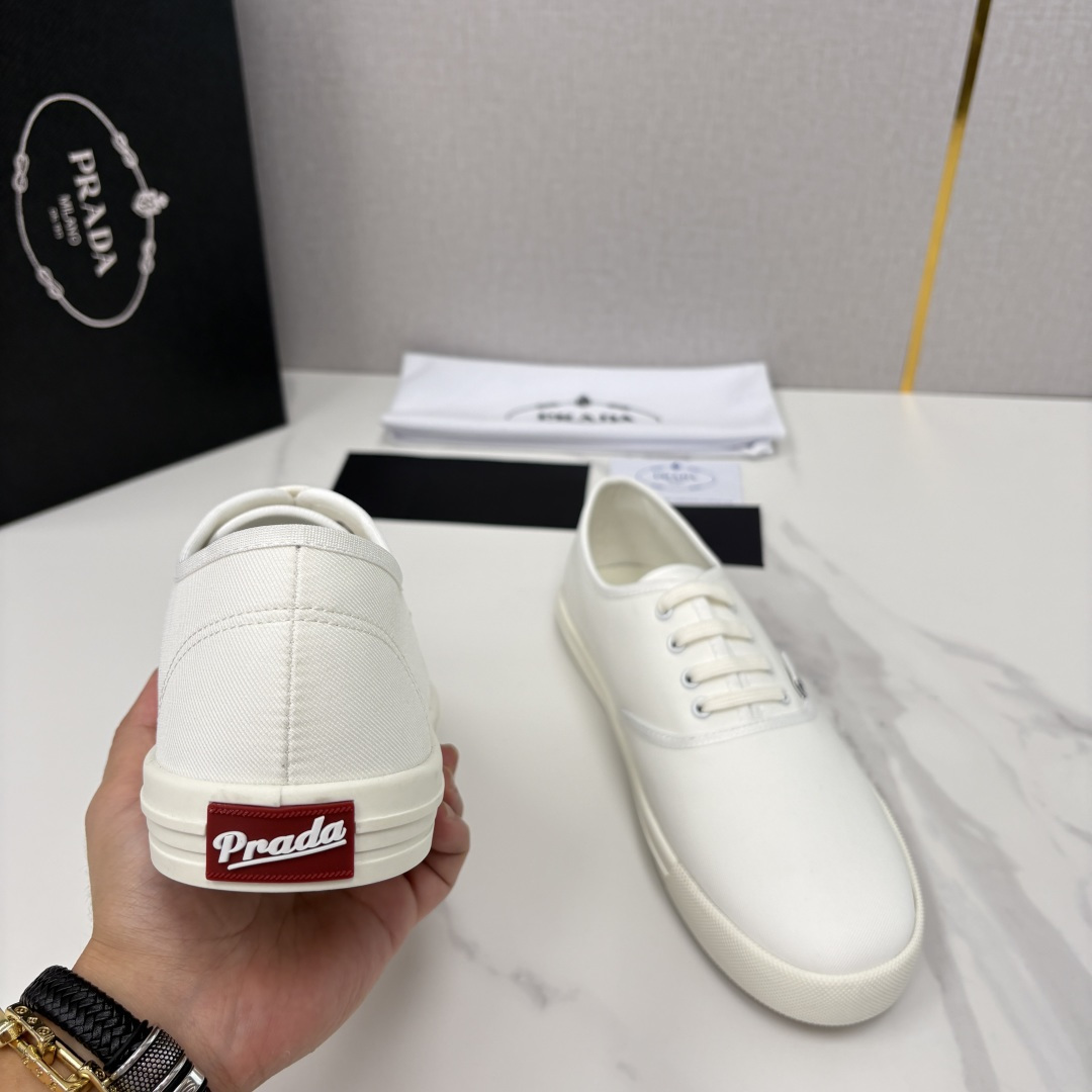 💋💍P家 最新单品帆布板鞋系列 官方 7,600。Prad*这款帆布鞋，把简约复古玩到了极致。	挺括帆布