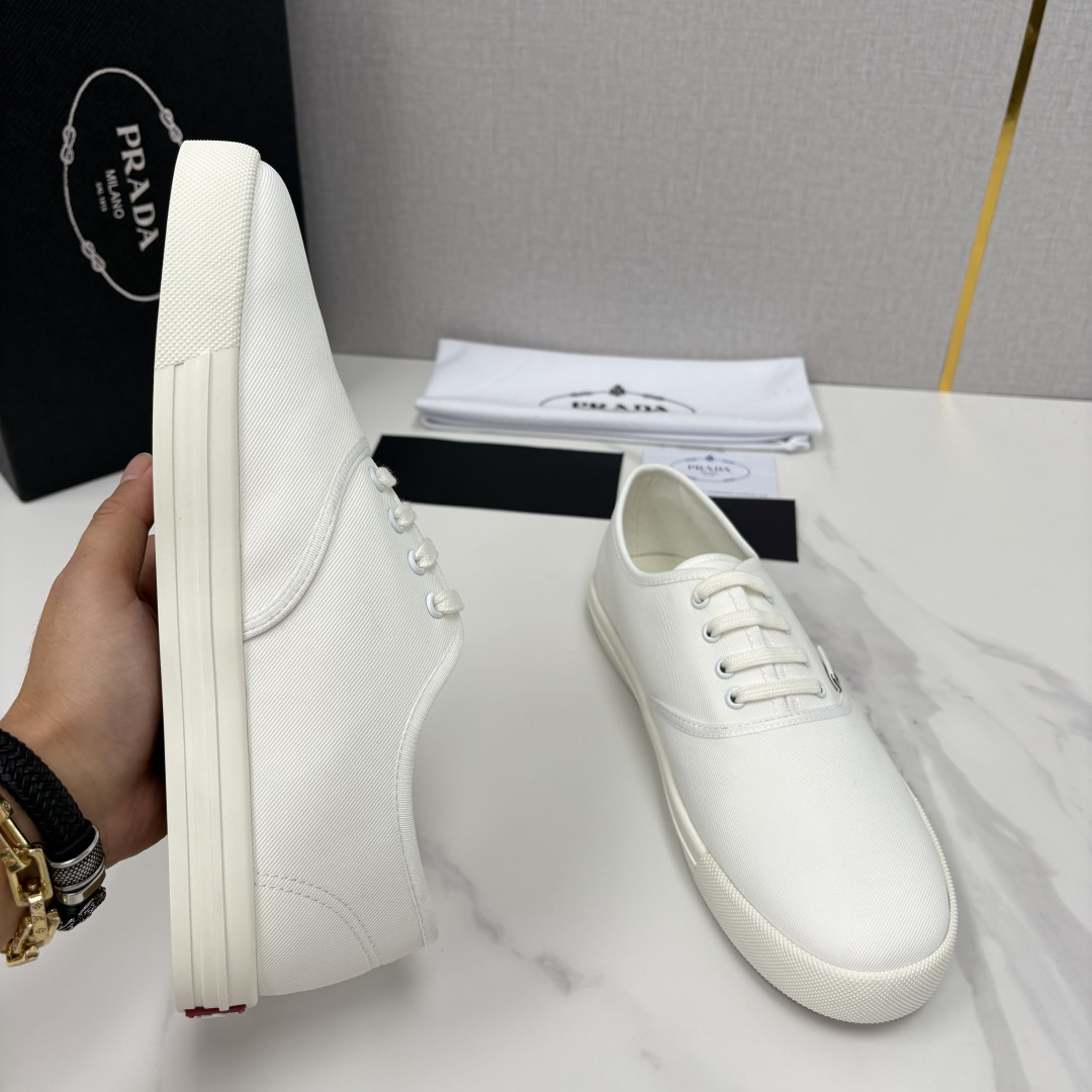 💋💍P家 最新单品帆布板鞋系列 官方 7,600。Prad*这款帆布鞋，把简约复古玩到了极致。	挺括帆布