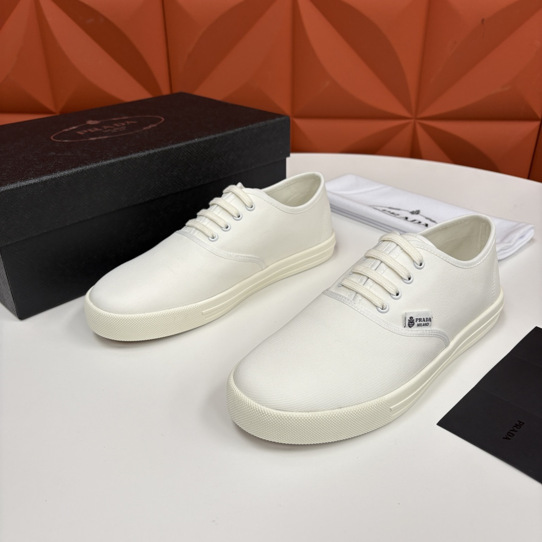 💋💍P家 最新单品帆布板鞋系列 官方 7,600。Prad*这款帆布鞋，把简约复古玩到了极致。	挺括帆布