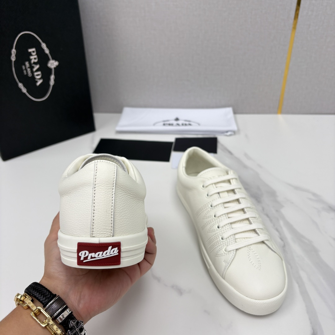 💋💍P家 最新单品运动鞋板鞋系列 官方 5,630。这款运动鞋采用牛皮电绣英文设计 内里柔软羊皮里 独立