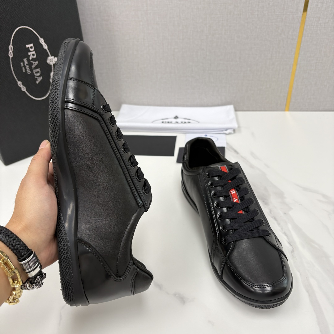💋💍P家   Prad* 普拉达  新品运动鞋板鞋  官方  8,600   这款皮革运动鞋多角度轻巧跃