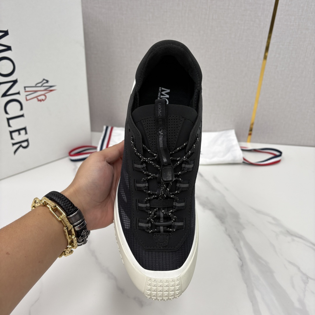 💋💍Moncle*   蒙-口   新品上新  男士运动鞋   官方 此款套穿式运动鞋的灵感源自品牌DN