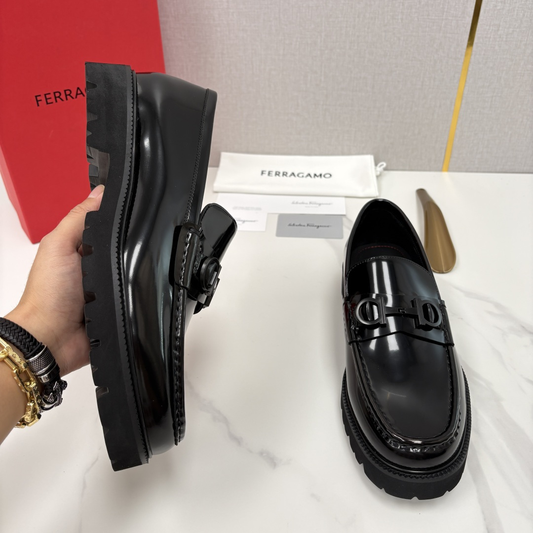 💋💍SF家新品  菲拉～Ferragam*   Gancini扣饰莫卡辛鞋  官方 7,800   男士