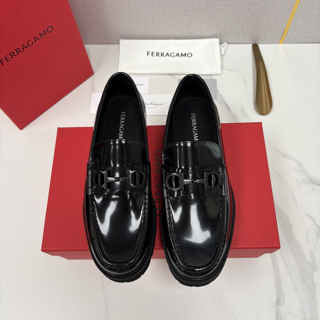 💋💍SF家新品  菲拉～Ferragam*   Gancini扣饰莫卡辛鞋  官方 7,800   男士