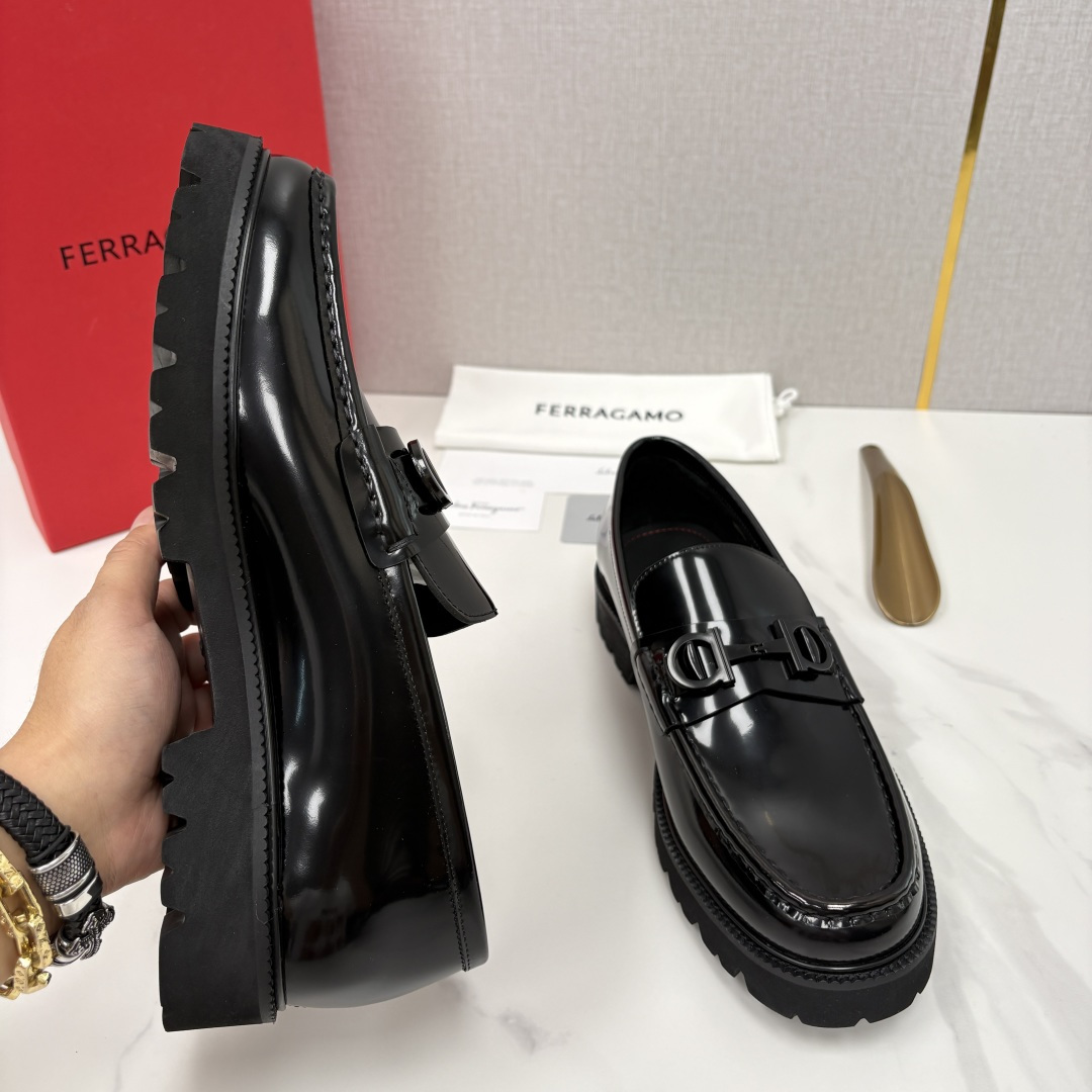 💋💍SF家新品  菲拉～Ferragam*   Gancini扣饰莫卡辛鞋  官方 7,800   男士