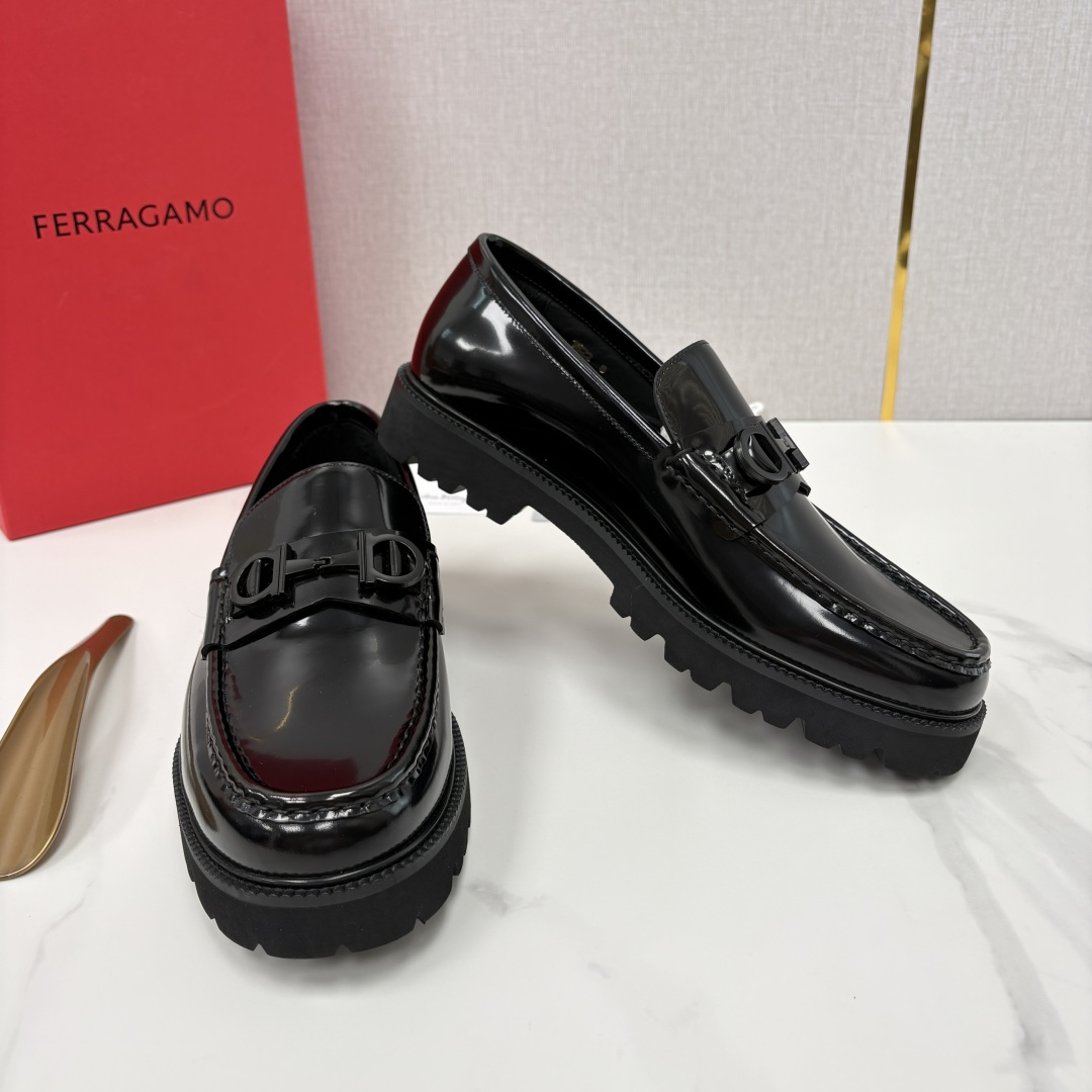 💋💍SF家新品  菲拉～Ferragam*   Gancini扣饰莫卡辛鞋  官方 7,800   男士