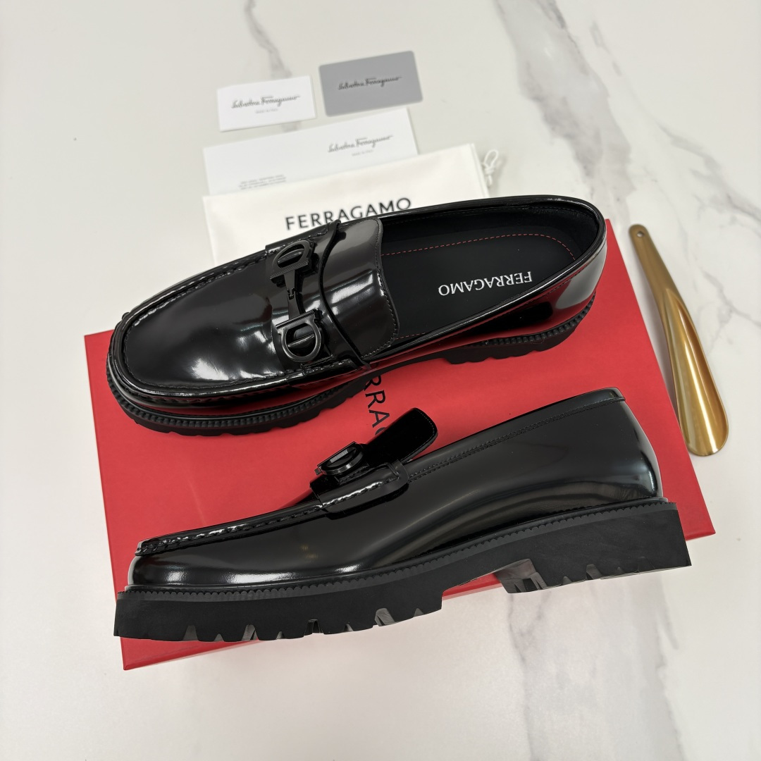 💋💍SF家新品  菲拉～Ferragam*   Gancini扣饰莫卡辛鞋  官方 7,800   男士