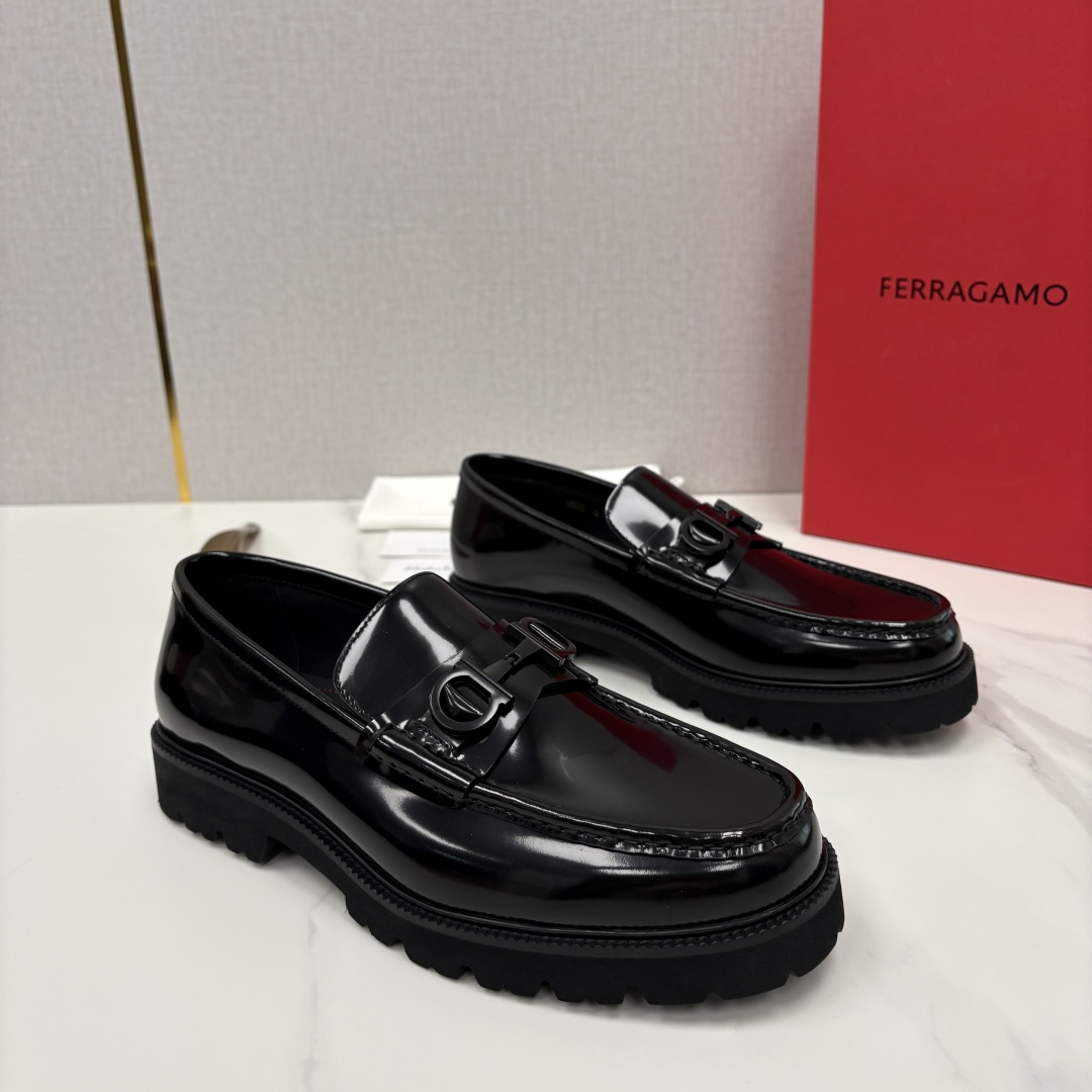 💋💍SF家新品  菲拉～Ferragam*   Gancini扣饰莫卡辛鞋  官方 7,800   男士